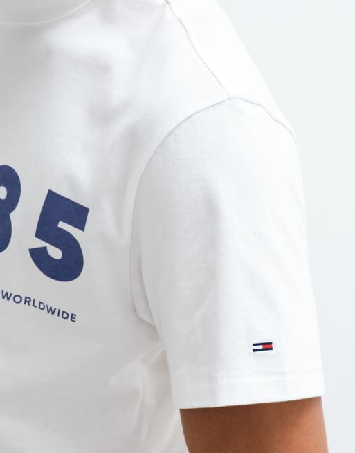 Tommy Jeans - Ruimvallend T-shirt met 1985 logo in wit, 4 van 5