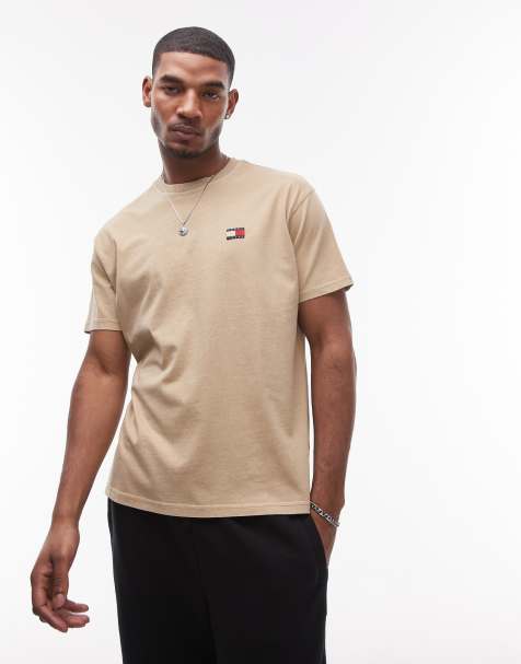 Tommy Jeans - Ruimvallend T-shirt met badgelogo in lichtbruin - view 1