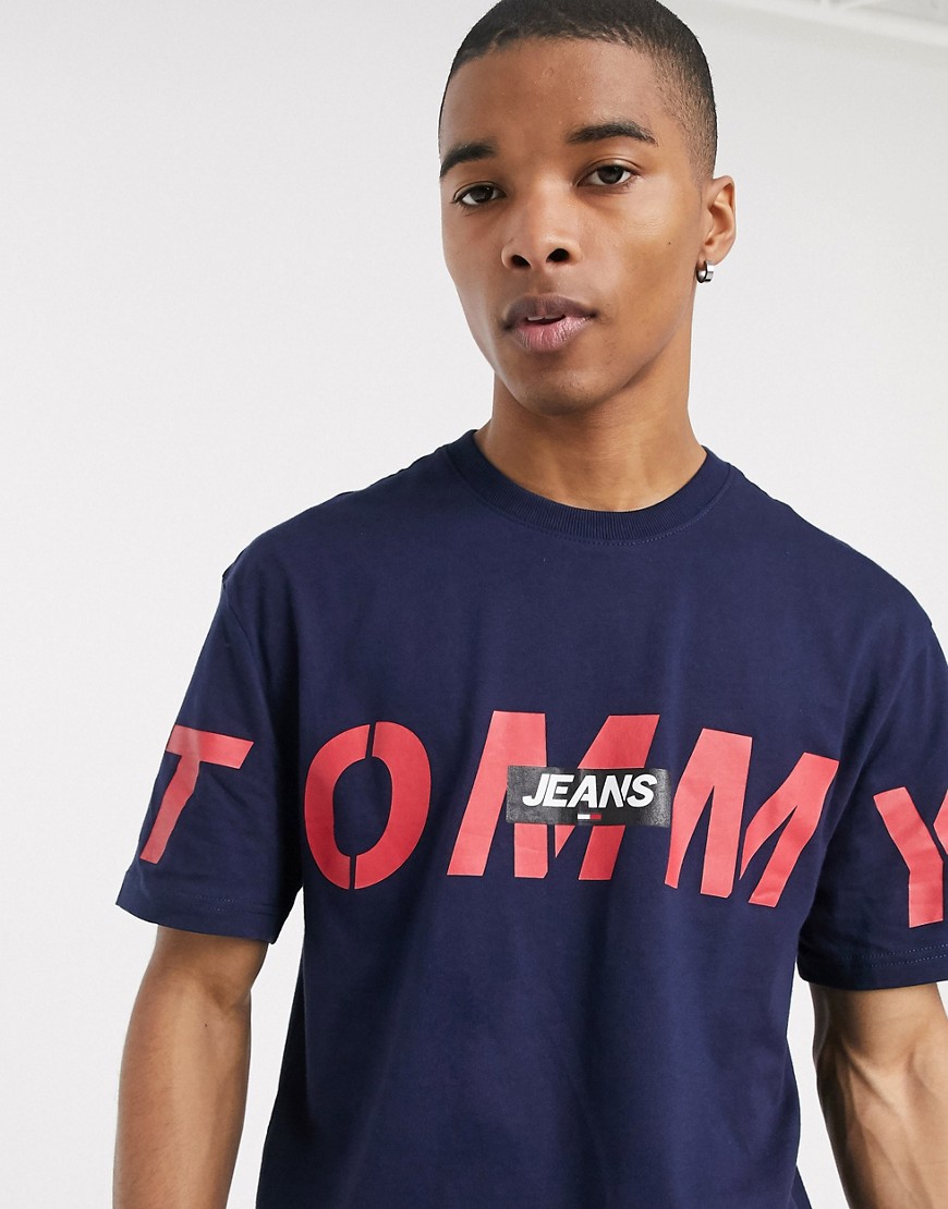 Tommy Jeans - Ruimvallend T-shirt met logo op de borst in marineblauw