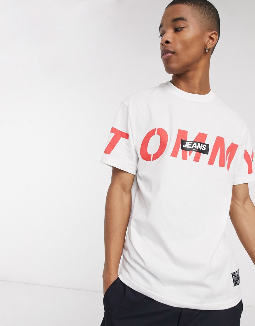 Tommy Jeans - Ruimvallend T-shirt met opvallend logo op de voorkant in wit