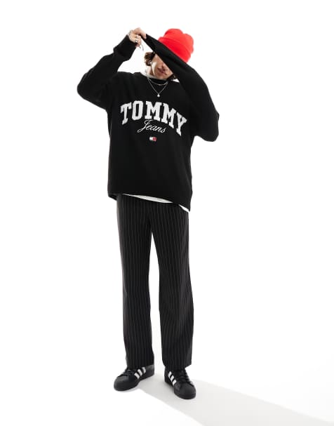 Tommy Jeans - Ruimvallende trui met new varsity logo in zwart - view 1