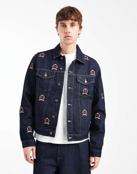 Tommy Jeans – Ryan – Regular-Fit-Truckerjacke in dunkler Waschung mit All-over-Wappenlogo - view 1