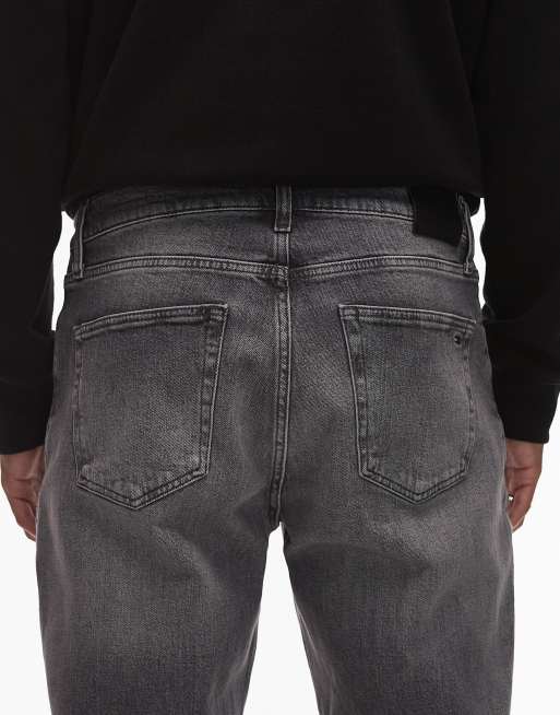 Tommy Jeans – Ryan – Schmal geschnittene Straight Jeans in verblasster grauer Waschung, 4 von 5