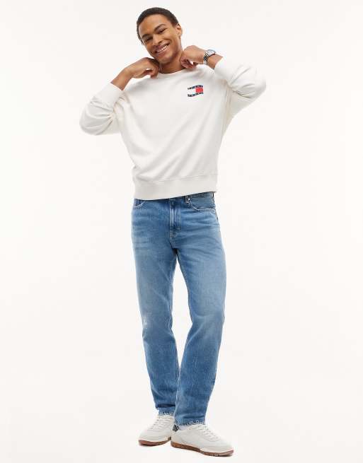 Tommy Jeans Ryan Slim Straight Jeans mit Distressed-Details in mittelblauem Denim, 2 von 7