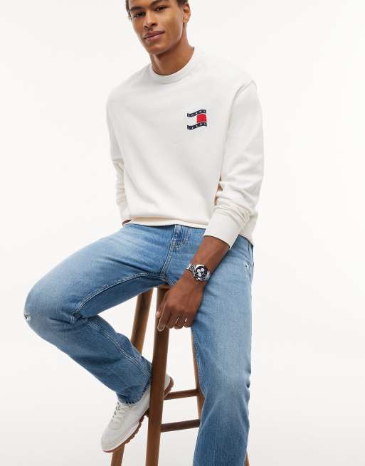 Tommy Jeans Ryan Slim Straight Jeans mit Distressed-Details in mittelblauem Denim, 5 von 7