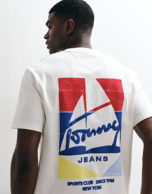 Футболка свободного кроя с принтом парусника на спине Tommy Jeans кремово-белого цвета