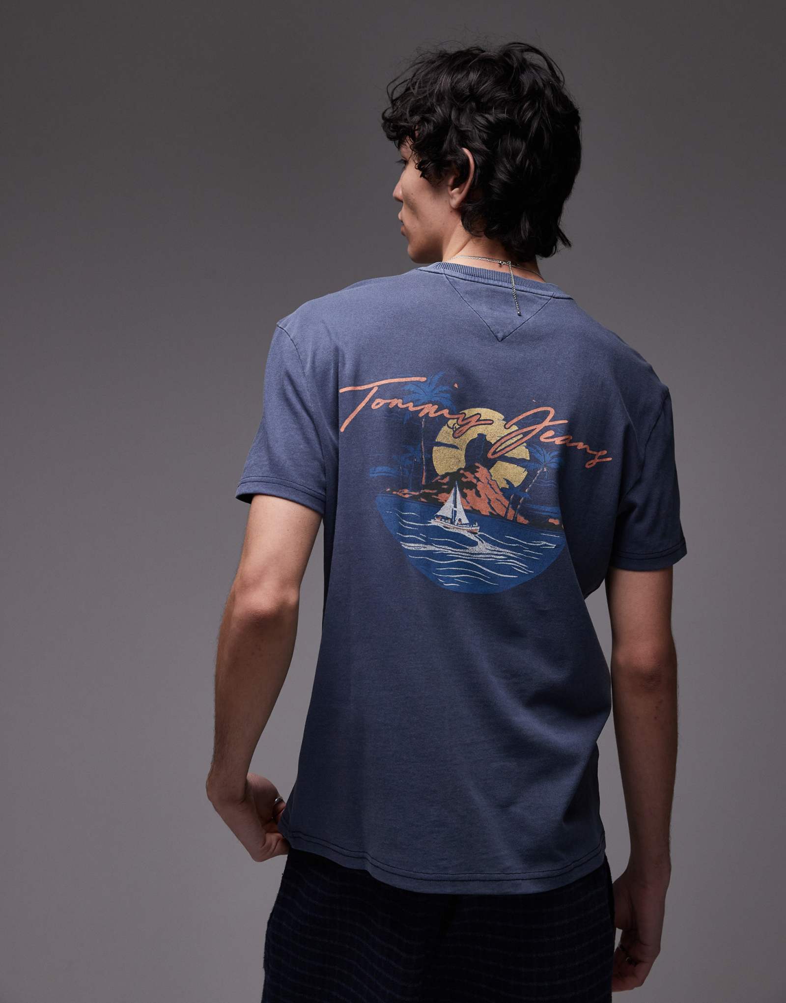 Футболка с графическим принтом Tommy Jeans sailing backprint темно-синего цвета