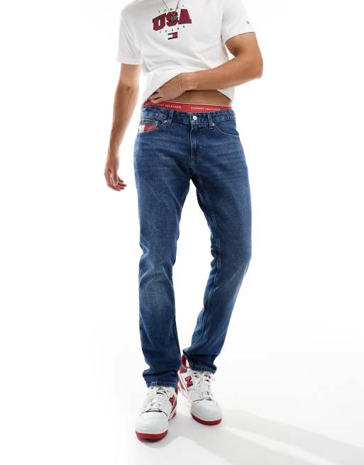 Tommy Jeans – Scanton – Niebieskie dopasowane jeansy ze wstawką z motywem flagi