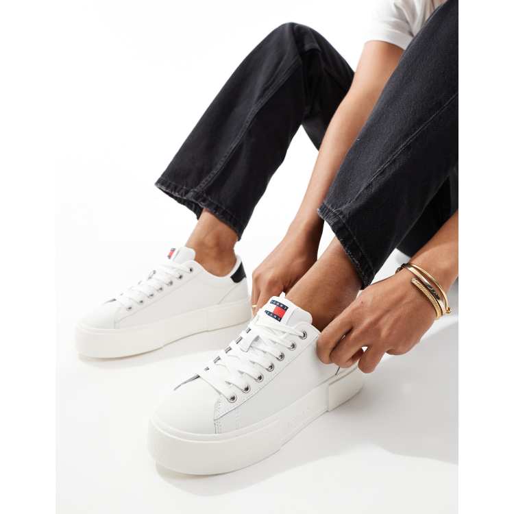 Tommy Jeans Schlichte Sneaker in WeiB und Schwarz mit Plateausohle