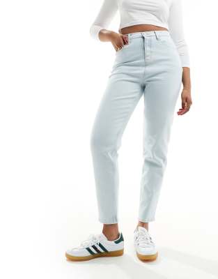 Tommy Jeans - Schmal geschnittene Mom-Jeans mit heller Waschung und extrem hohem Bund-Blau