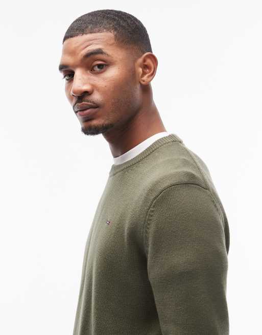 Tommy Jeans – Schmal geschnittener Pullover in Grün mit Logo auf der Brust, 4 von 5