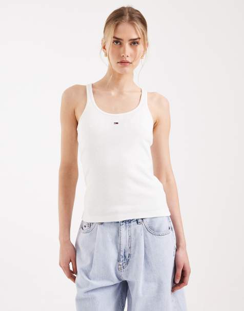 Tommy Jeans – Schmal geschnittenes, geripptes Trägertop in Weiß mit Ringerrücken - view 1