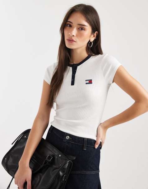 Tommy Jeans – Schmal geschnittenes Henley-T-Shirt in Weiß mit Aufnäher  - view 1