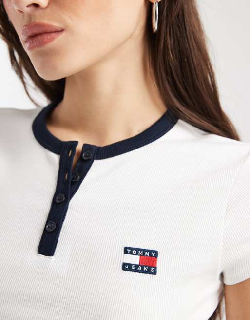 Tommy Jeans – Schmal geschnittenes Henley-T-Shirt in Weiß mit Aufnäher , 3 von 5
