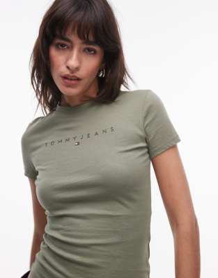 Tommy Jeans - Schmal geschnittenes T-Shirt in Khakigrün mit linearem Logo