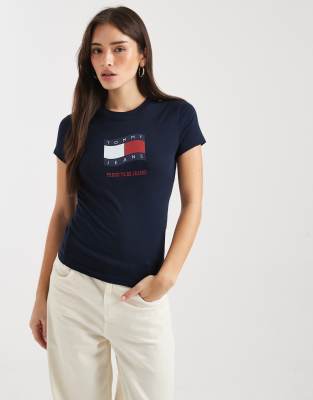 Tommy Jeans - Schmal geschnittenes T-Shirt in Marineblau mit Wehende-Flagge-Logo