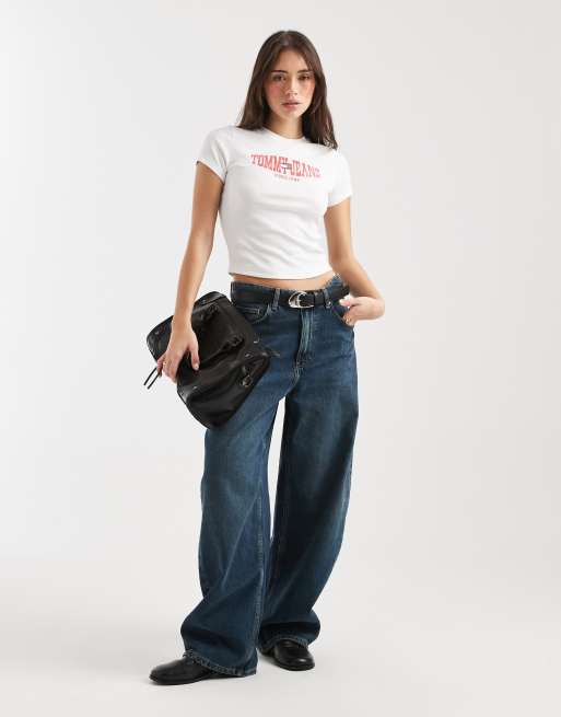 Tommy Jeans – Schmal geschnittenes T-Shirt in Weiß mit wehendem Flag-Logo, 2 von 4