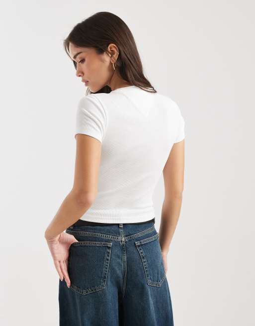 Tommy Jeans – Schmal geschnittenes T-Shirt in Weiß mit wehendem Flag-Logo, 4 von 4