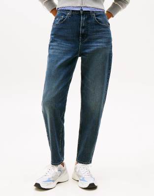 Tommy Jeans - Schmal zualufende Mom-Jeans in Marineblau mit ultrahohem Bund