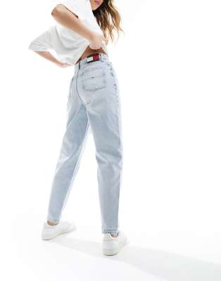 Tommy Jeans - Schmal zulaufende Mom-Jeans in heller Waschung mit sehr hohem Bund-Blau