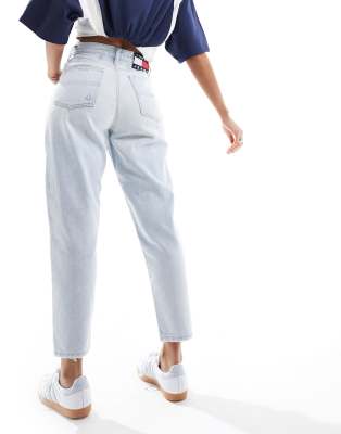 Tommy Jeans - Schmal zulaufende Mom-Jeans in heller Waschung mit ultrahohem Bund und Zierrissen-Blau