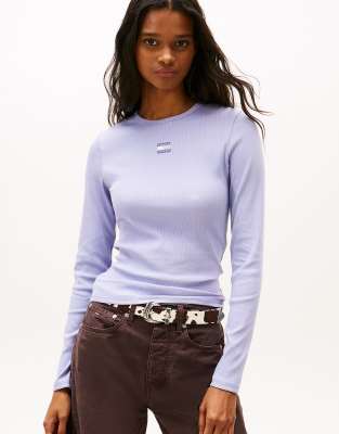 Tommy Jeans - Schmales, langärmliges Shirt in Lila mit Tommy-Aufnäher-Blau