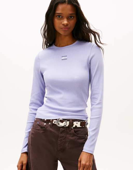 Tommy Jeans – Schmales, langärmliges Shirt in Lila mit Tommy-Aufnäher