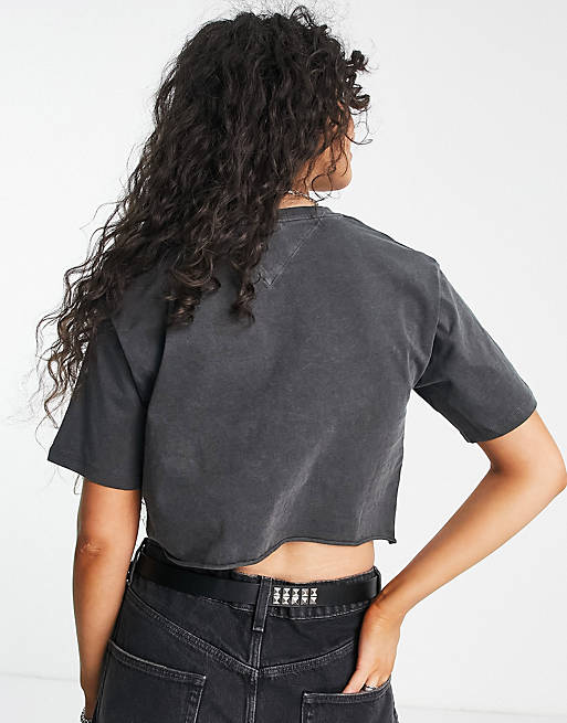 Tommy Jeans – Sehr kurzes Baumwoll-T-Shirt in Schwarz mit  Tiger-College-Print - BLACK | ASOS