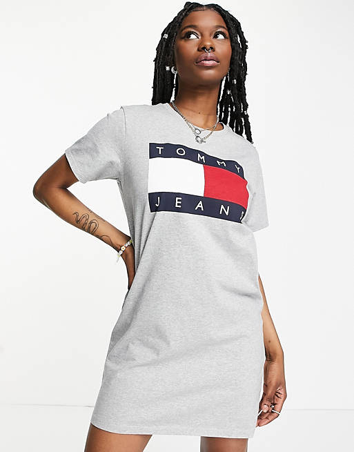 Nylon Voorman gastvrouw Tommy Jeans short sleeve flag logo t-shirt dress in gray | ASOS