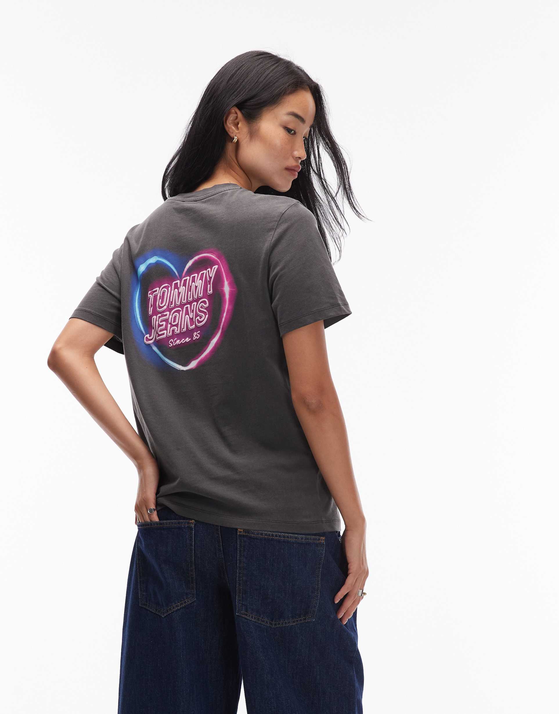 tommy jeans short sleeve relaxed fit neon logo t-shirt in black