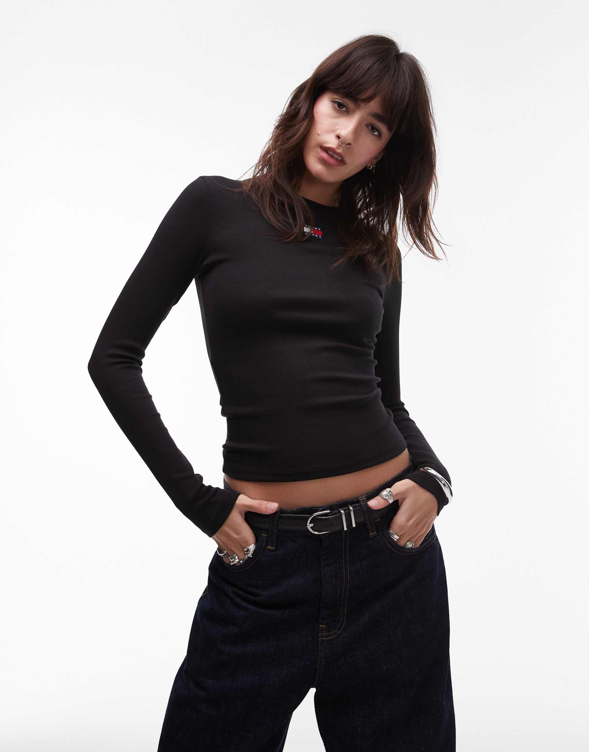 tommy jeans slim badge long sleeve t-shirt in black