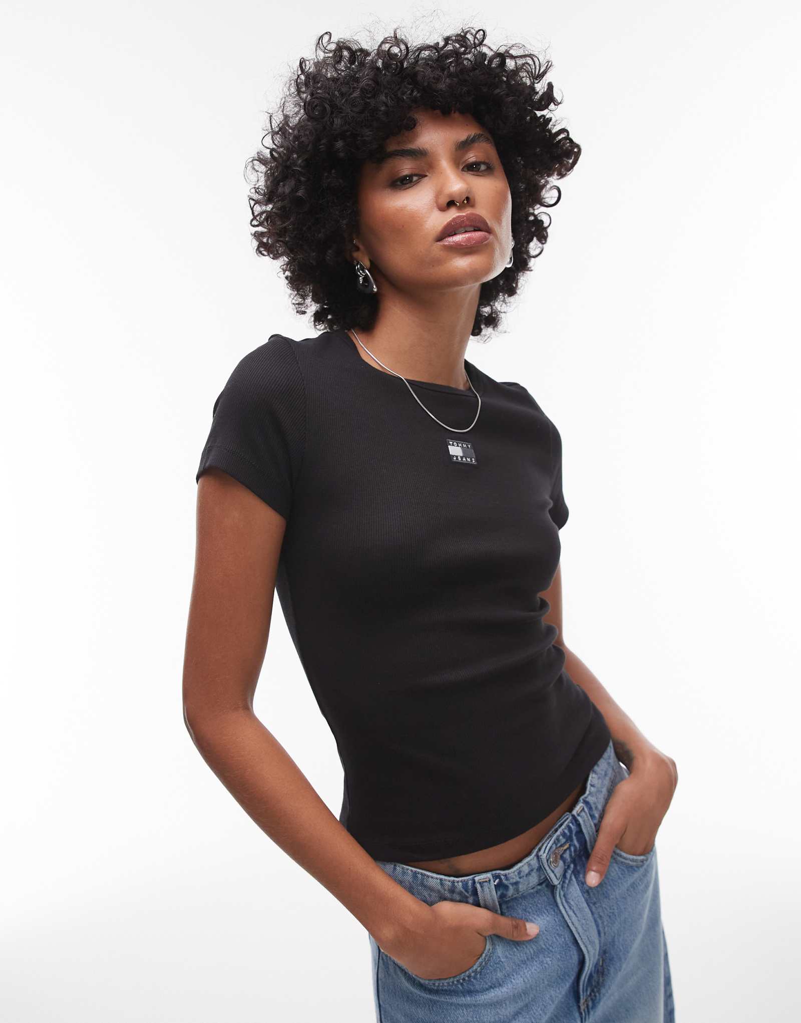 Тонкая футболка со значком Tommy Jeans черного цвета