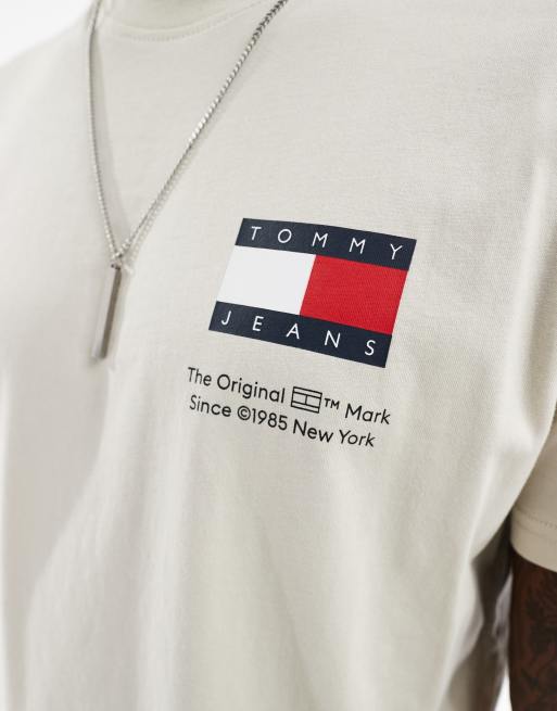 Tommy Jeans slim essential flag t-shirt in beige, 4 of 4
