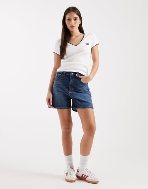 Tommy Jeans – Slim-Fit-T-Shirt in Weiß mit V-Ausschnitt und Logo-Aufnäher, 4 von 4