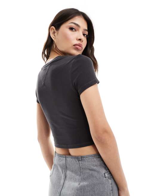 Tommy Jeans Smal cropped T shirt met TJ rockprint in zwart met wassing