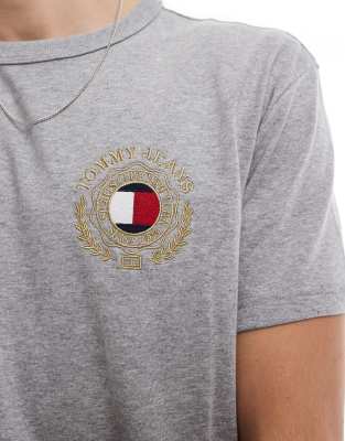 TOMMY JEANS SMALL CREST LOGO T-SHIRT