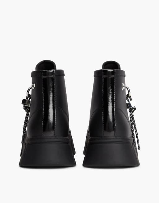 Tommy Jeans Sneaker mit Logo-Anhänger, Plateausohle und Leder in Schwarz, 4 von 7