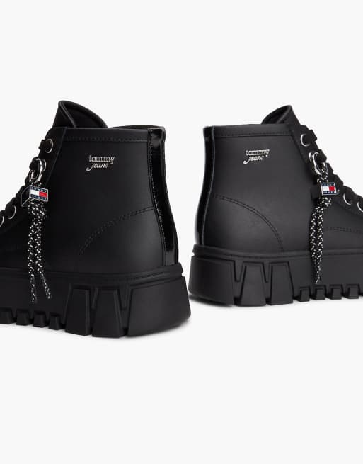 Tommy Jeans Sneaker mit Logo-Anhänger, Plateausohle und Leder in Schwarz, 6 von 7