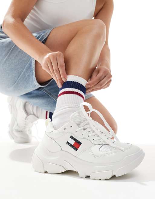 Tommy Jeans - Sneakers bianche con suola spessa e bandiera