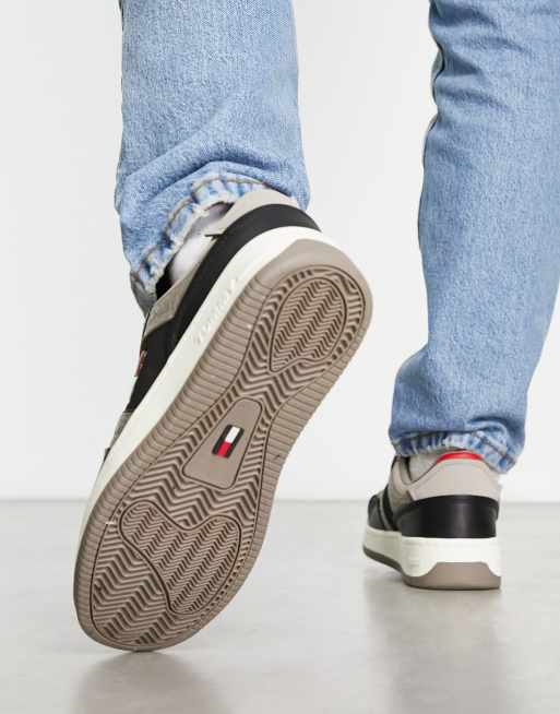 Jeans e sneakers nere sale