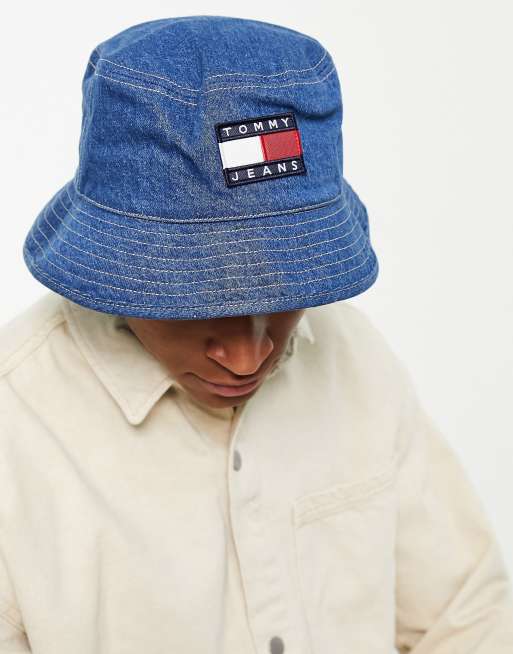 Tommy Jeans – Solhatt i denim med flagglogga