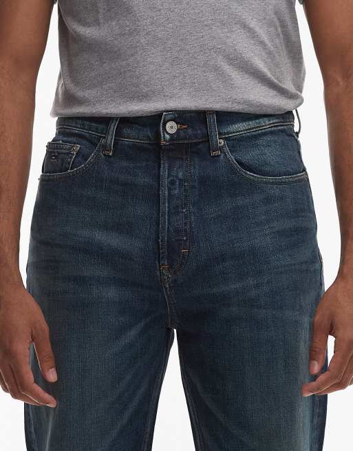 Tommy Jeans – Sonny – Schmal zulaufende Regular-Fit-Jeans mit Dark Grunge-Waschung, 4 von 5