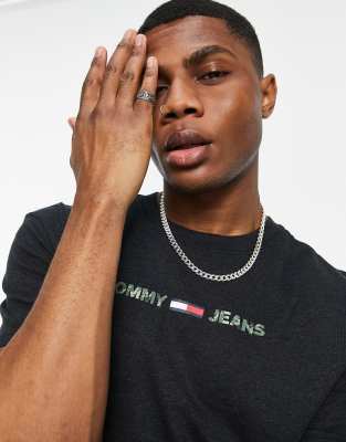 Tommy Jeans - Sort T-shirt med lineært camouflage-logo