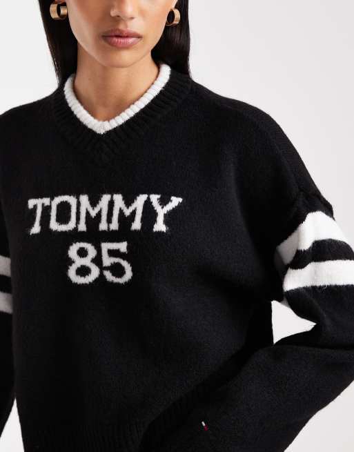 Tommy Jeans - Sort trøje med '85'-detalje i college-stil, 4 af 4