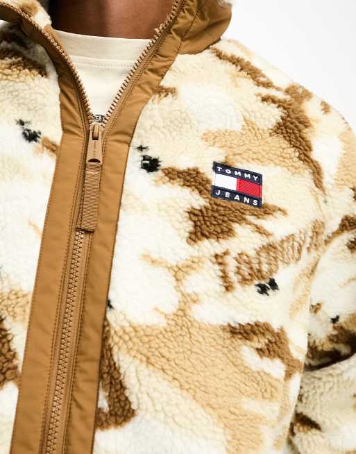 Tommy Jeans – Steppjacke aus Teddystoff mit Military-Muster und in Schwarz, 2 von 4
