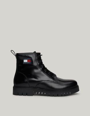 Tommy Jeans - Stiefel aus Lackleder in Schwarz und Bunt mit mittelhohem Schaft und Profilsohle