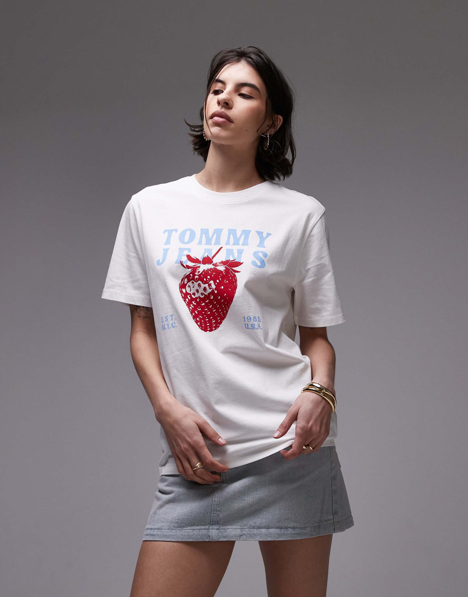 Клубничная футболка Tommy Jeans в бело-красных тонах