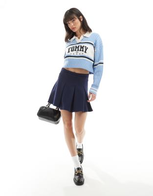 Tommy Jeans - Strickpullover in Babyblau mit College-Logo