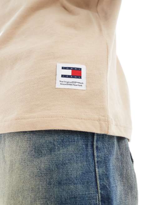 Tommy Jeans – Stückgefärbtes T-Shirt in Beige mit Logostickerei, 3 von 4