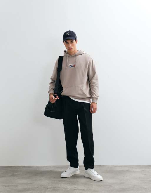 Tommy Jeans - Sudadera color piedra con capucha y logo del metro, 2 de 5
